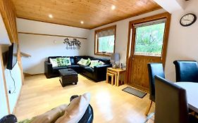 Spacious Primrose Lodge For 6 With Hot Tub At A Spa Resort