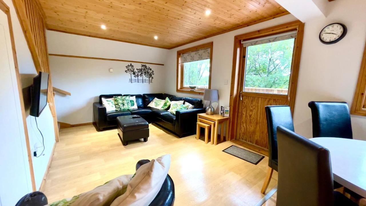 Spacious Primrose Lodge For 6 With Hot Tub At A Spa Resort Chudleigh Exterior photo