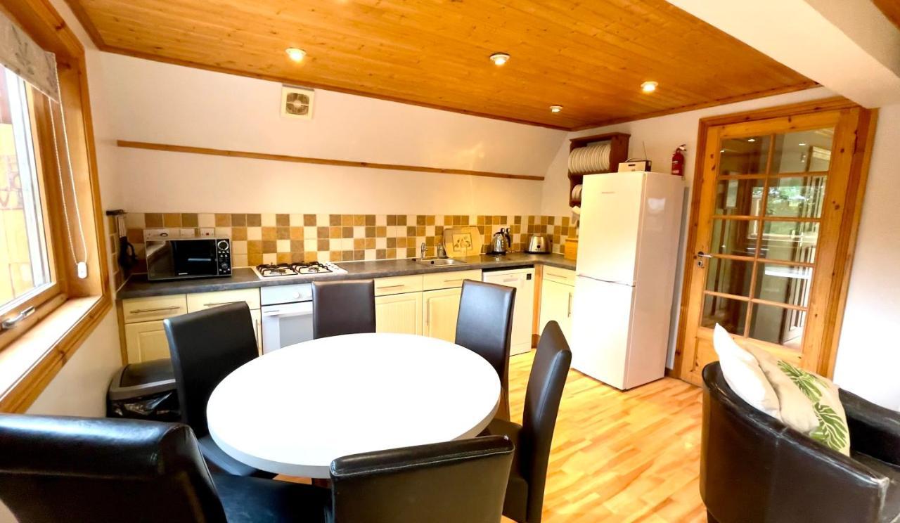 Spacious Primrose Lodge For 6 With Hot Tub At A Spa Resort Chudleigh Exterior photo